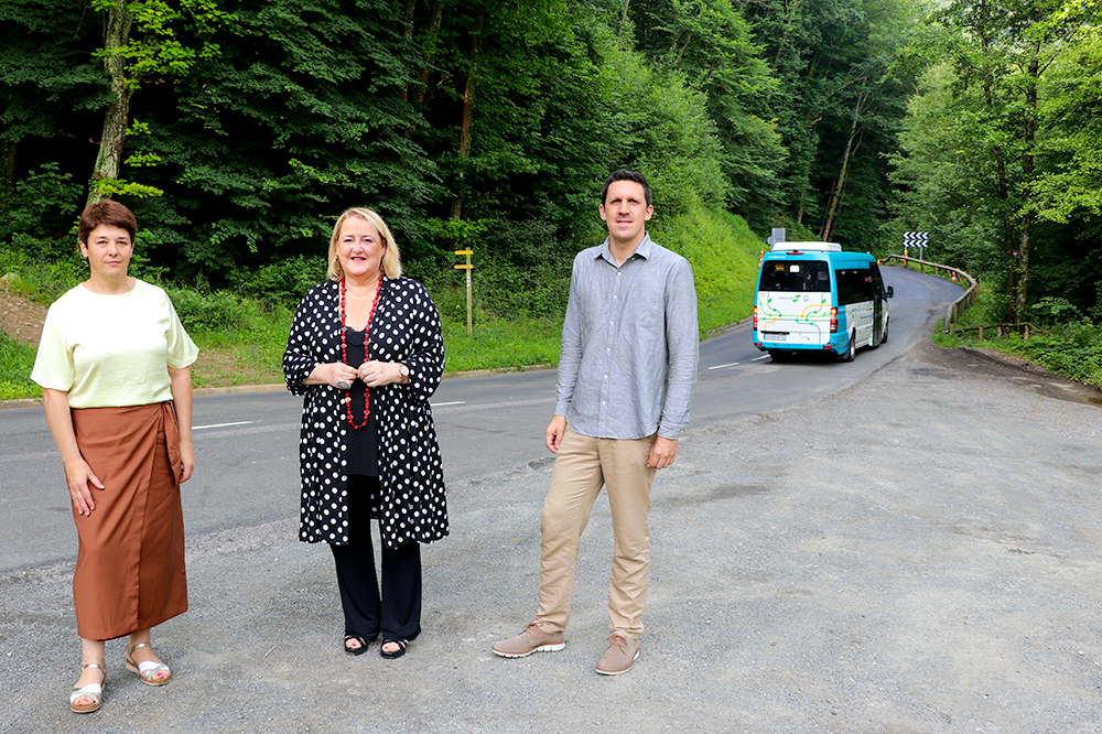 Aiako alkate Miren Nekane Arrizabalaga, Aintzane Oiarbide foru diputatua eta Jon Ander Azpiroz foru zuzendaria.