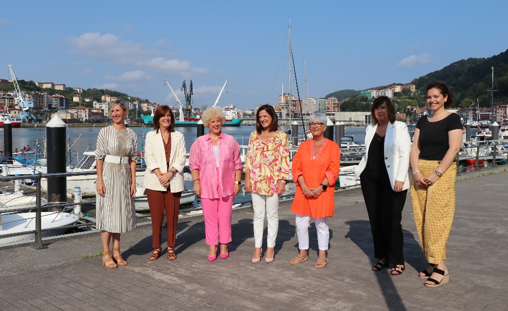 Maite Peña foru diputatua eta Beatriz Artolazabal sailburua.