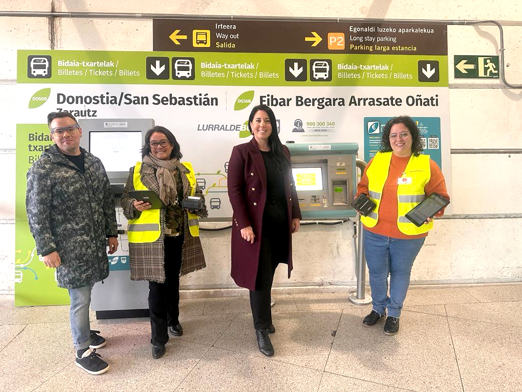 Azahara Domínguez refuerza el servicio de Lurraldebus en el aeropuerto de Bilbao con personal presencial
