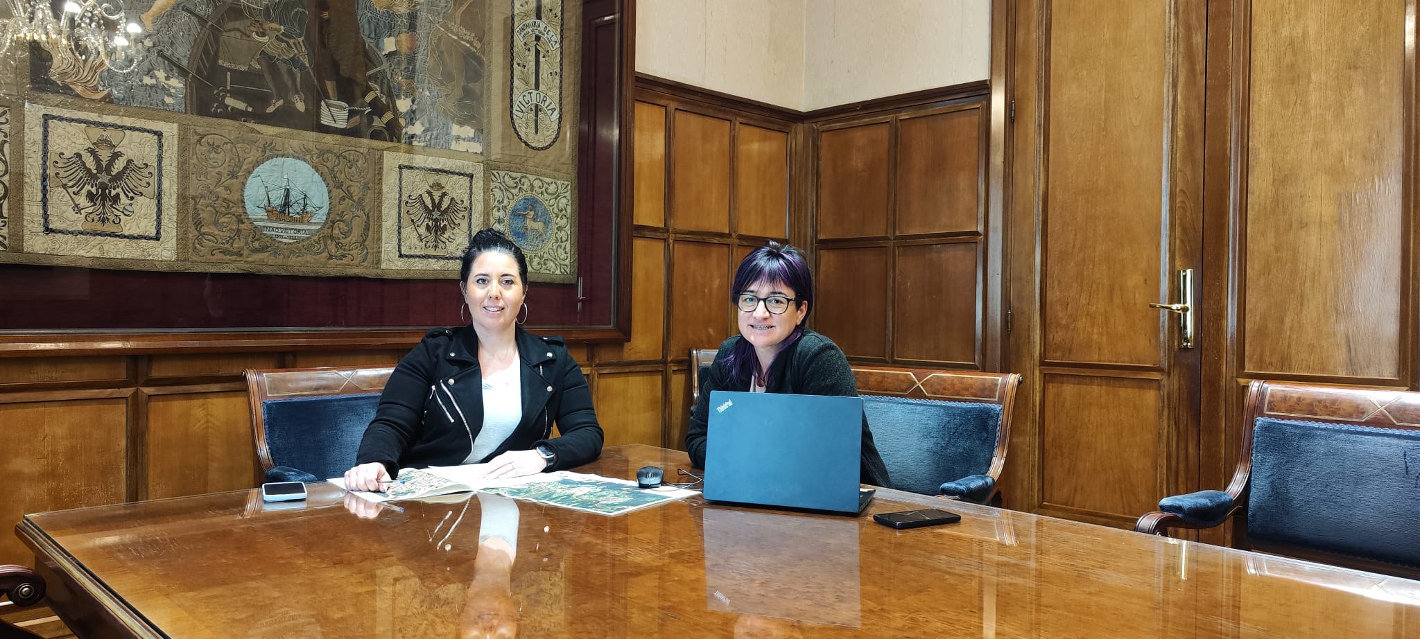 Reunión de la diputada Azahara Domínguez con la alcaldesa de Usurbil Agurtzane Solabarrieta.