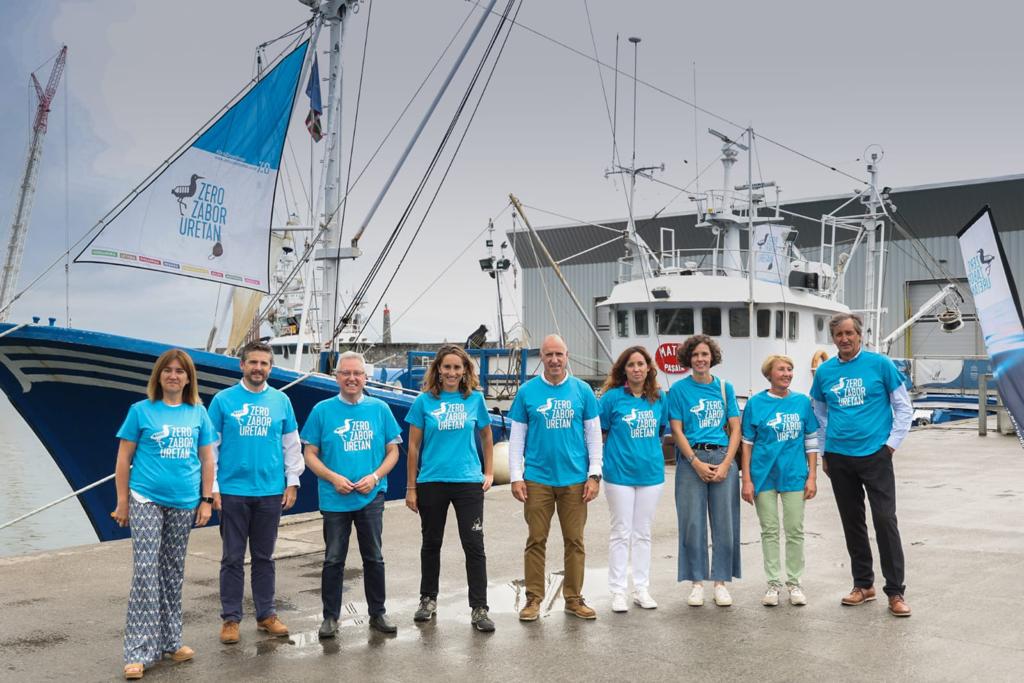 La campaña ZERO ZABOR URETAN vuelve a recorrer los puertos de Euskadi a bordo del barco-museo MATER para sensibilizar sobre la contaminación mari...