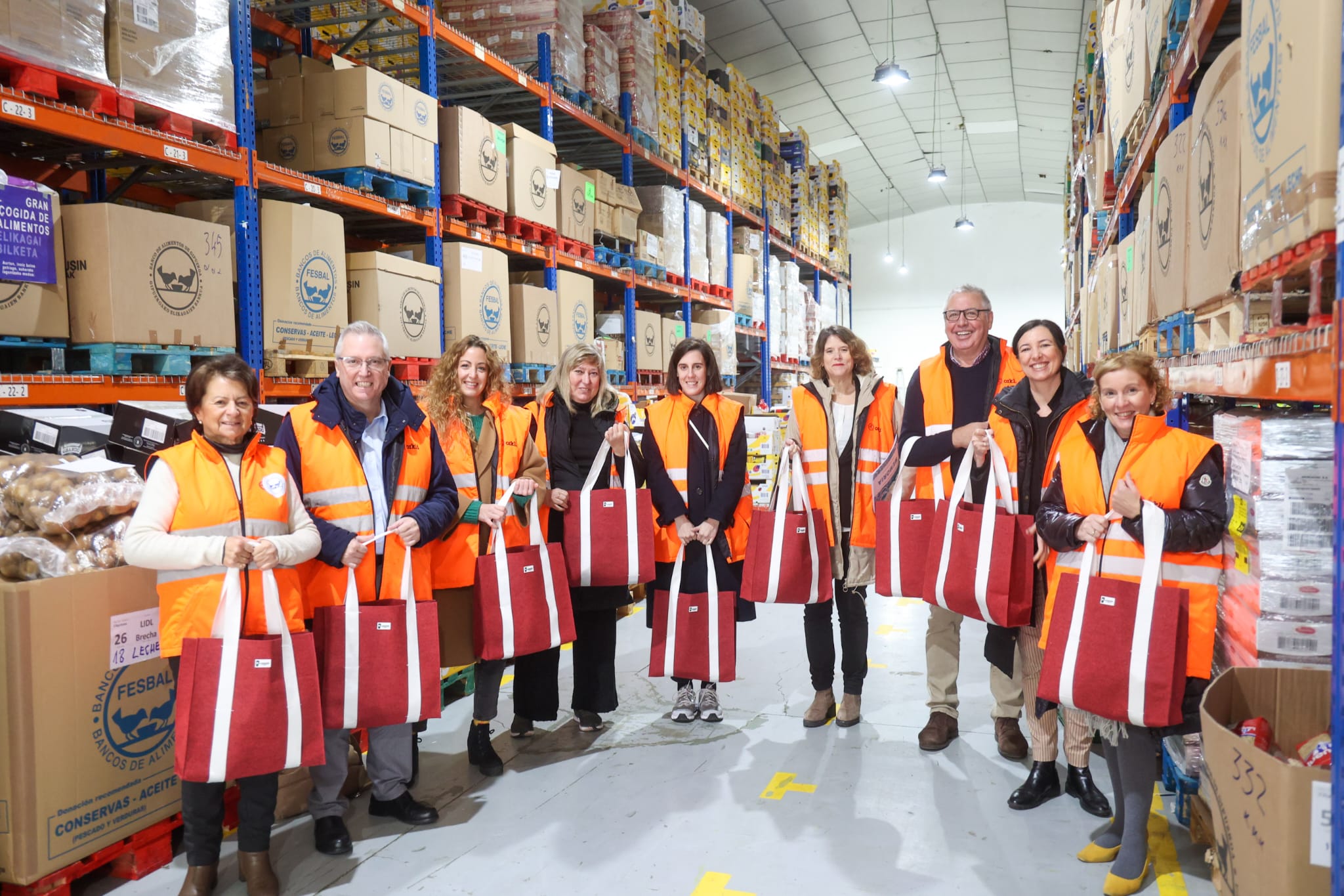 El Departamento de Medio Ambiente dona bolsas recicladas al Banco de Alimentos de Gipuzkoa