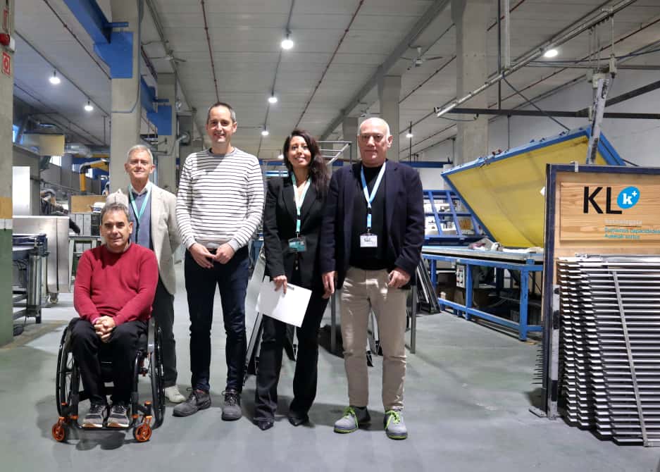 La diputada Azahara Domínguez ha visitado el centro KL katealegaia de Urretxu junto al alcalde de esta localidad, Jon Luqui