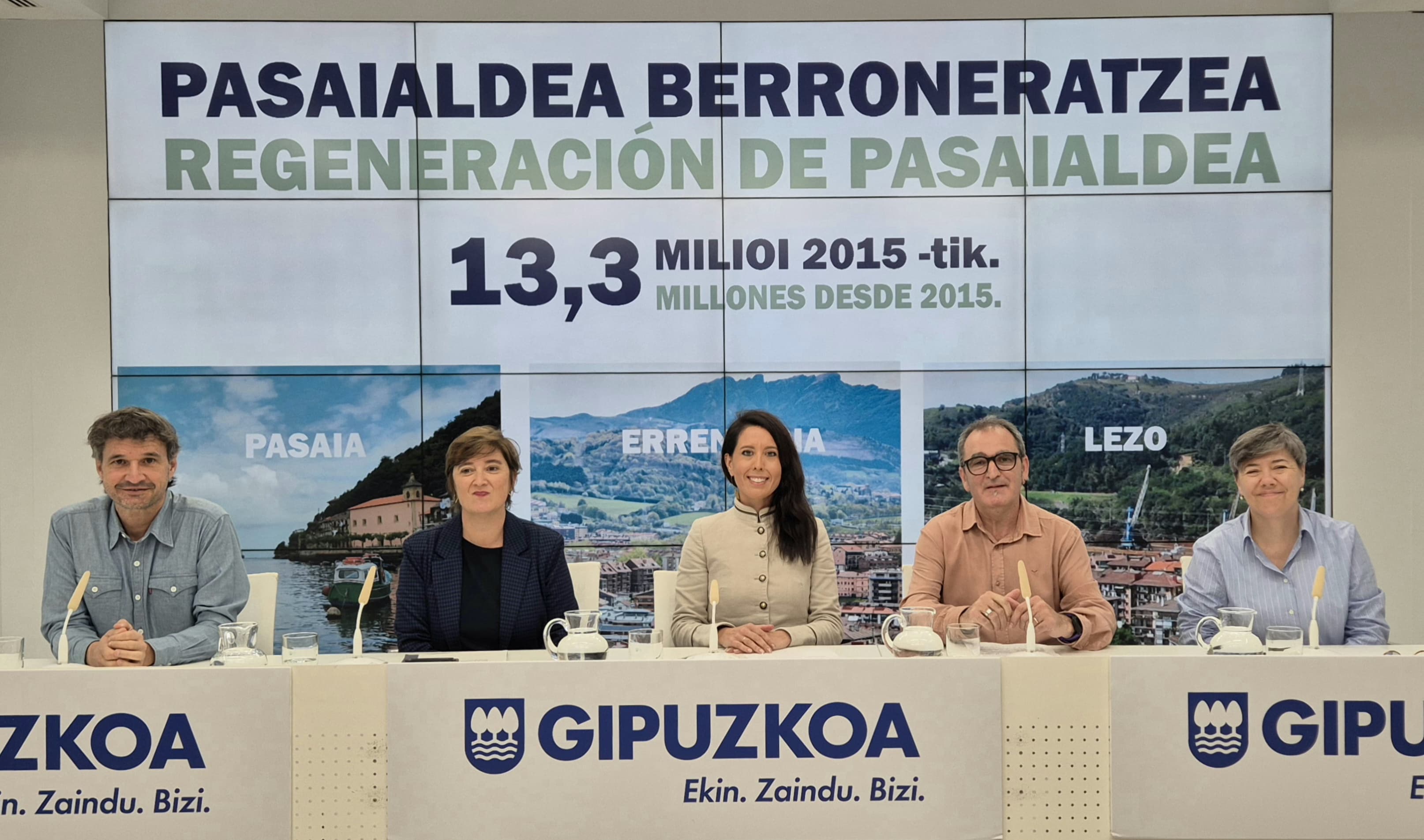 Azahara Domínguez diputatua Mikel Arruti, Aizpea Otaegi eta Teo Alberro alkateekin