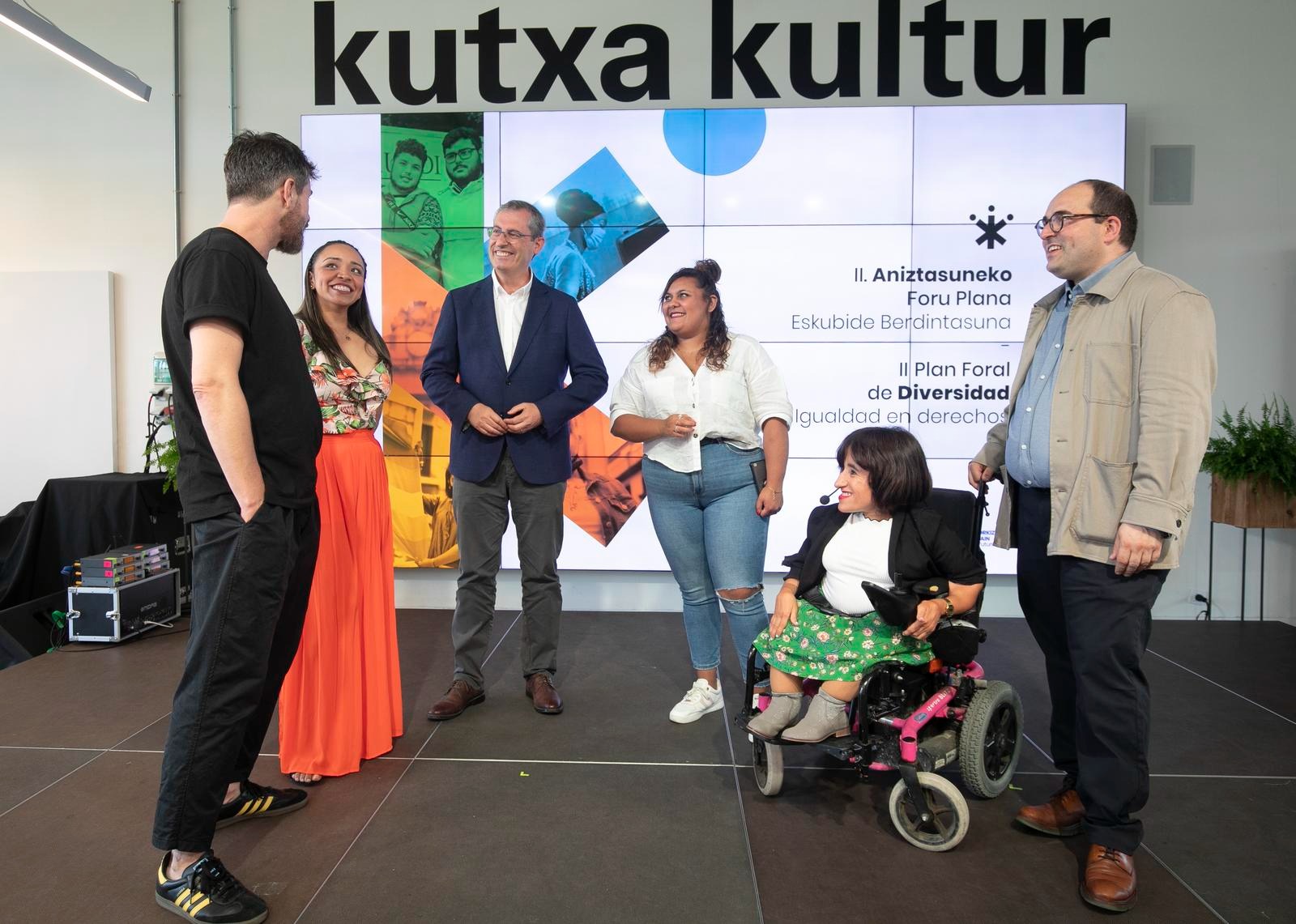 Markel Olano diputatu nagusia elkarte eta eragileetako ordezkariekin batera.