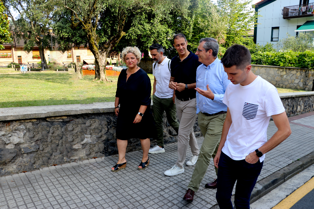 Markel Olano diputatu nagusia eta Maite Peña foru diputatua Urnietako alkate eta udal lantaldearekin.