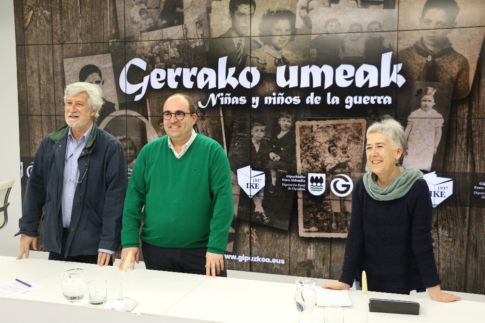 El director general de Derechos Humanos y Cultura Democrática, Ion Gambra, con dos miembros de Intxorta 1937 Kultur Elkartea...