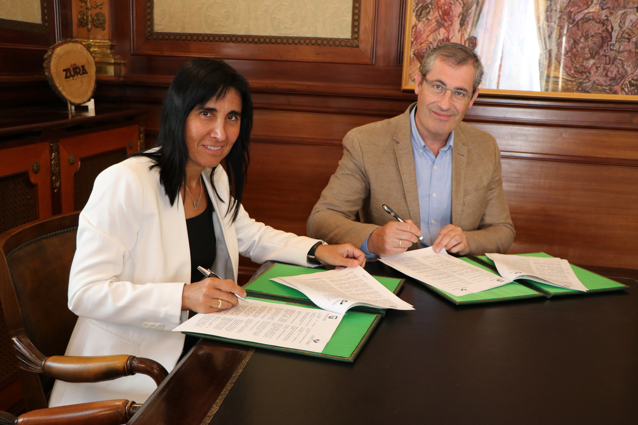 La Diputación y la UPV/EHU formalizan un convenio para profundizar en la cultura de los derechos humanos