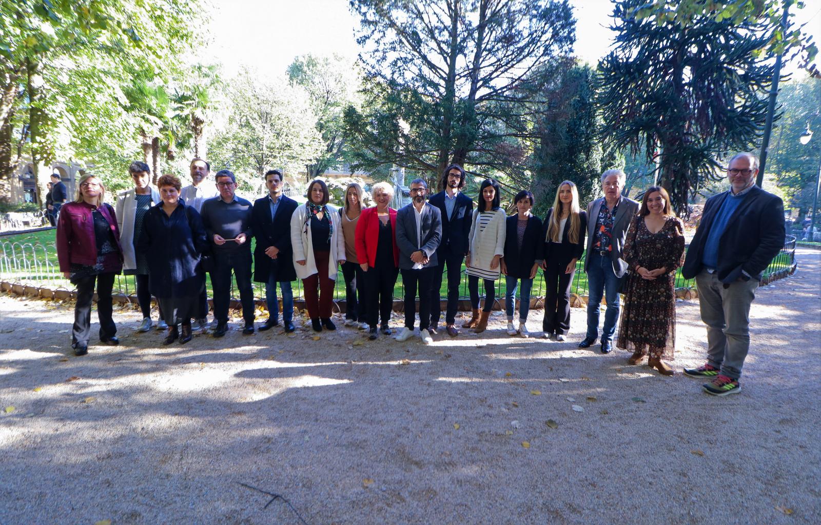 Maite Peña aurkeztutako proiektuetako ordezkariekin.