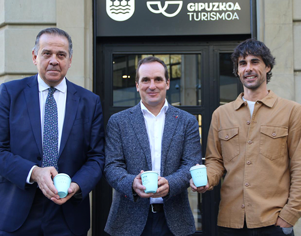 La Diputación se suma a la iniciativa ‘Irrisarri’ para impulsar la reutilización de los vasos de café de un solo uso...