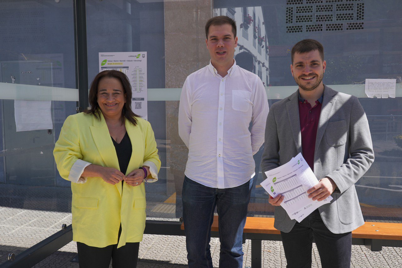 Romero e Iturri con el alcalde de Berrobi, David de Miguel