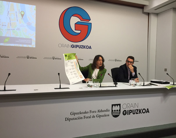 Marisol Garmendia, la diputada de Movilidad y Organización del Territorio, en una rueda de prensa sobre los servicios de Lurraldebus