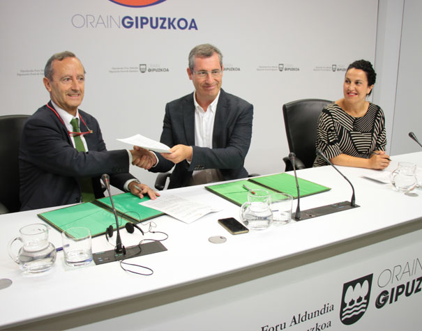 Diputación e Iberdrola firman un convenio de 4,1 millones de euros para mejorar la electrificación rural de Gipuzkoa...
