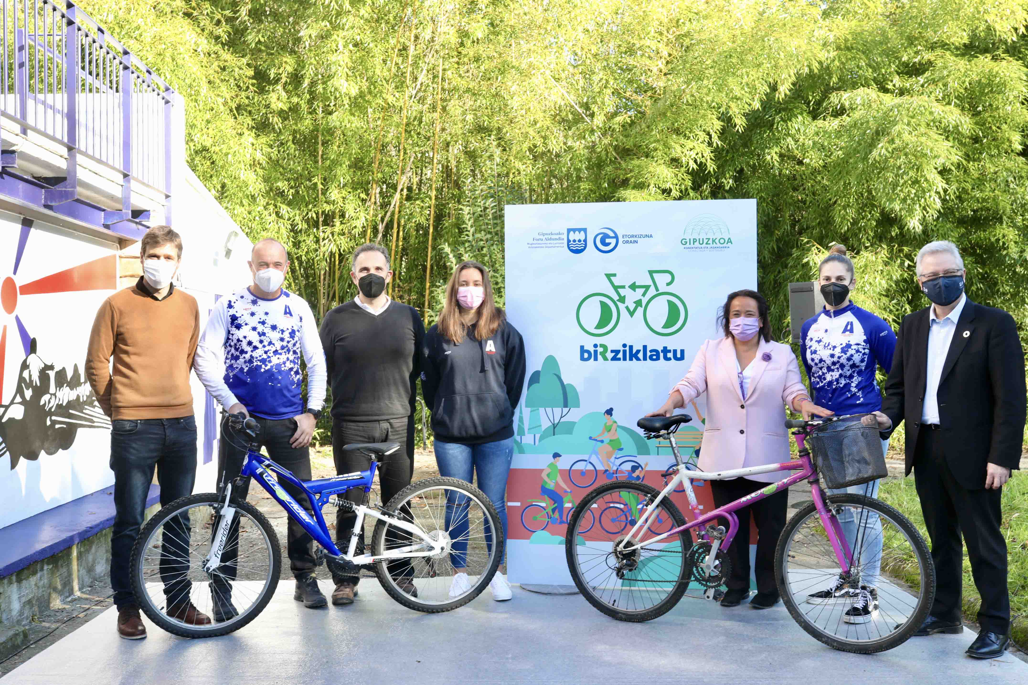 12 bicicletas del Programa Birziklatu para las remeras del Club Donostia  Arraun Lagun - gipuzkoa