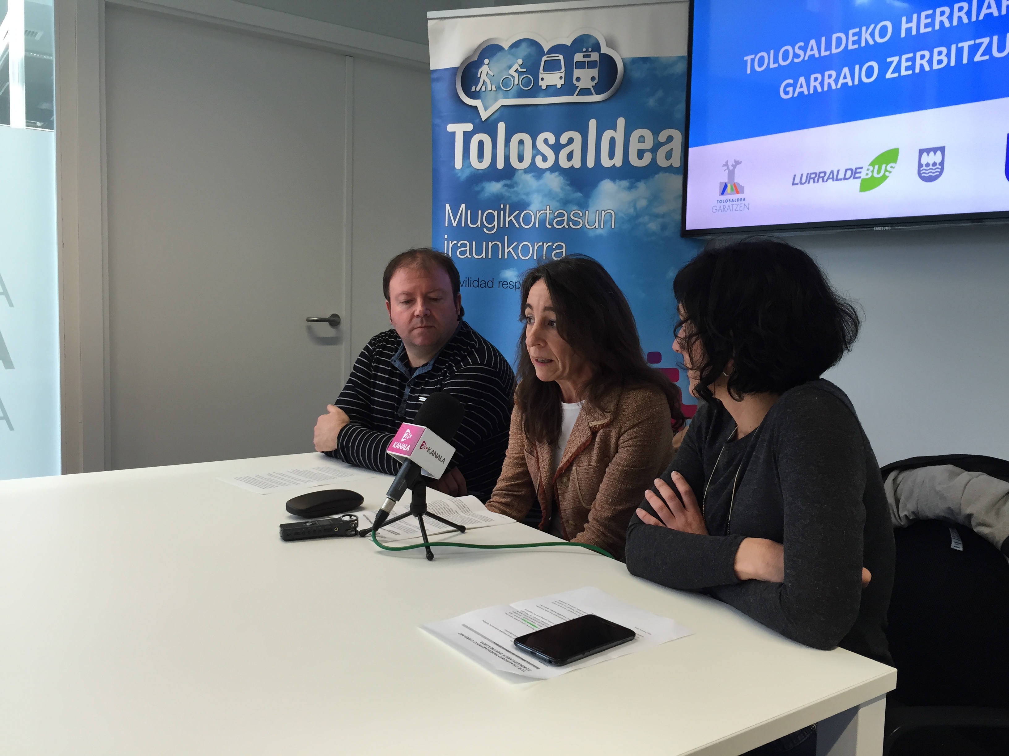 Marisol Garmendia ofreciendo los datos de Tolosaldea