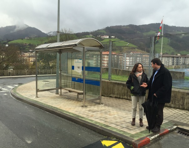 Marisol Garmendia y el alcalde de Ordizia charlan junto a la nueva parada de Lurraldebus