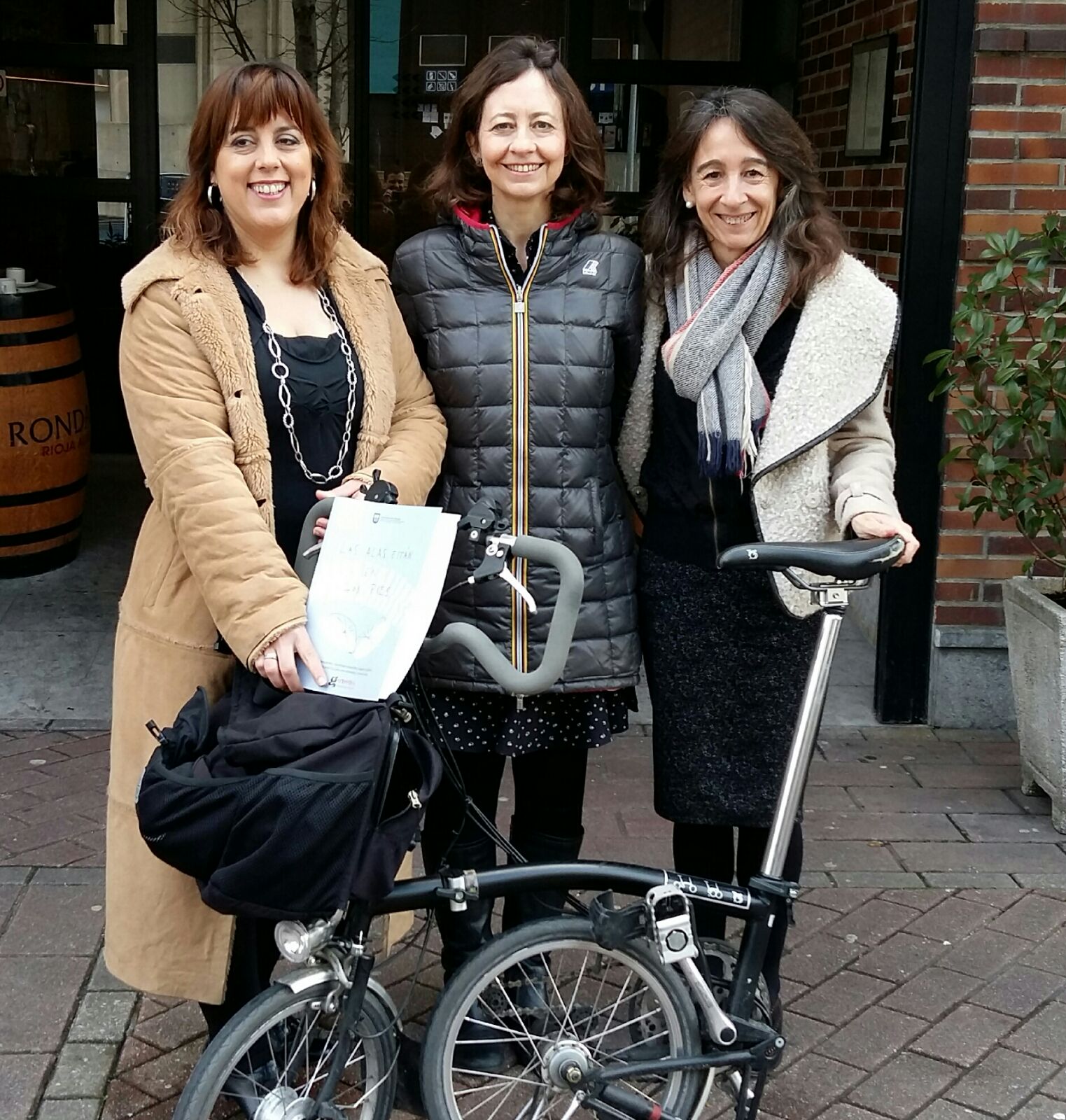 Marisol Garmendia y Goizane Álvarez junto a Marta Román, autora de la guía 'Las alas están en los pies'