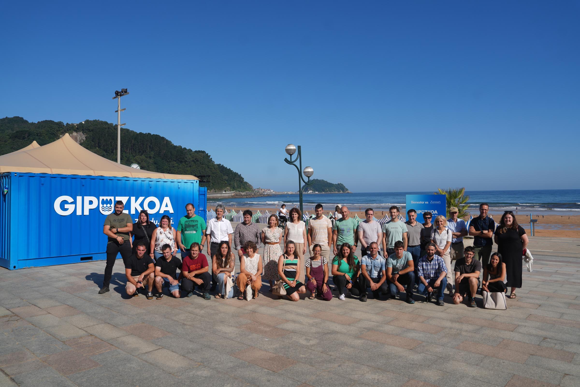 GazteNek programako gazte eta haren formatzaileak, Eider Mendoza Gipuzkoako diputatu nagusiarekin, Xabier Arruti Lurralde Oreka Berdeko diputatuarekin eta Arantxa Ariztimuño Nekazaritzako foru zuzendariarekin.