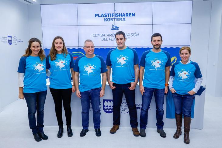 Diputación, Ternua y el Barco Museo Ecoactivo MATER impulsarán un proyecto para limpiar la costa guipuzcoana de plásticos y microplásticos