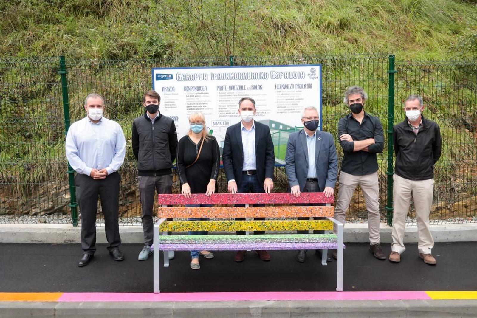 Primer tramo de acera sostenible de Euskadi realizado a partir de 50.000 botellas de plástico recicladas