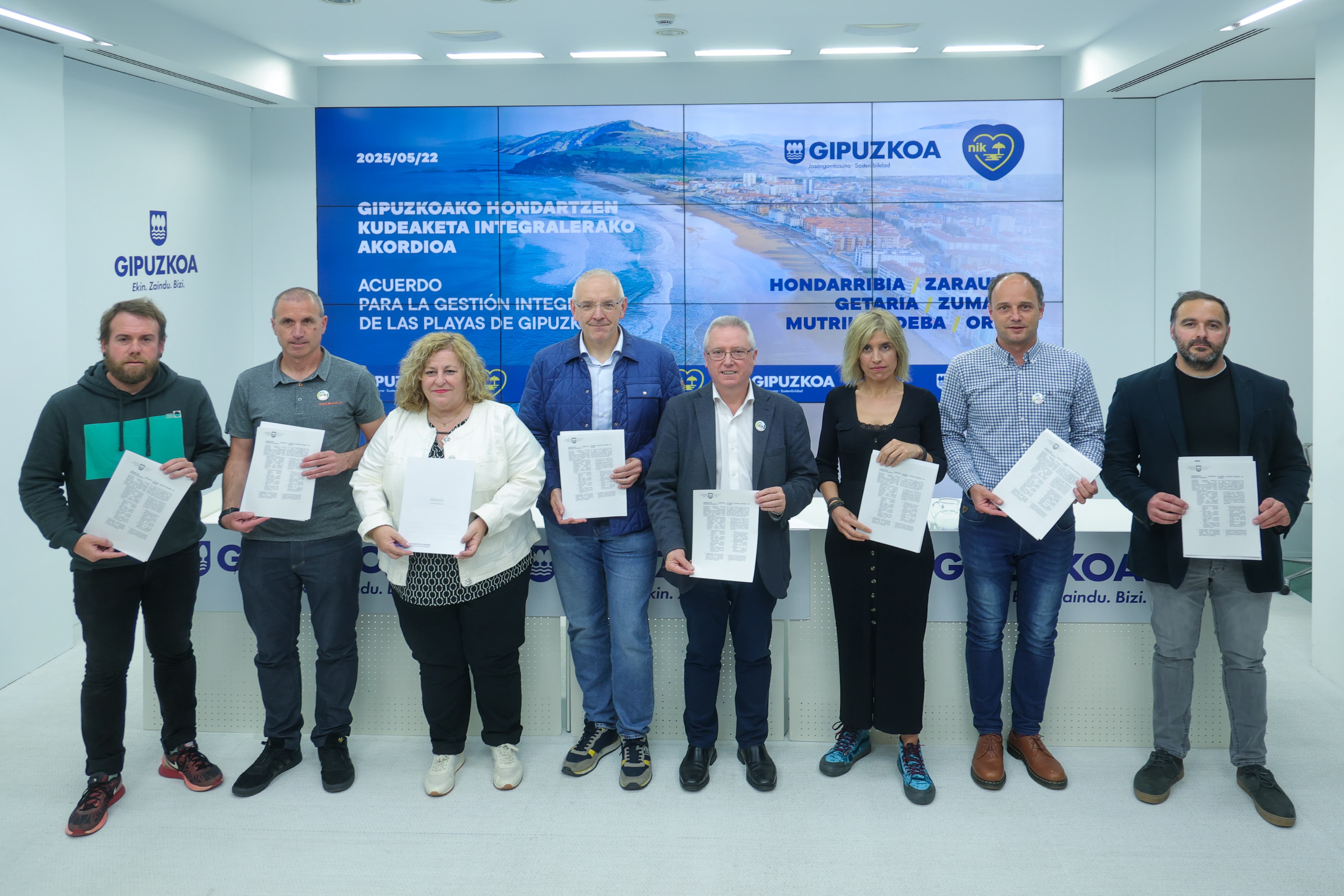 La Diputación y los ayuntamientos costeros sellan un acuerdo histórico para la gestión integral de las playas