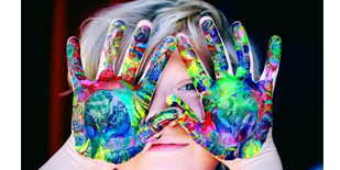 Haurra eskuak pintatuta