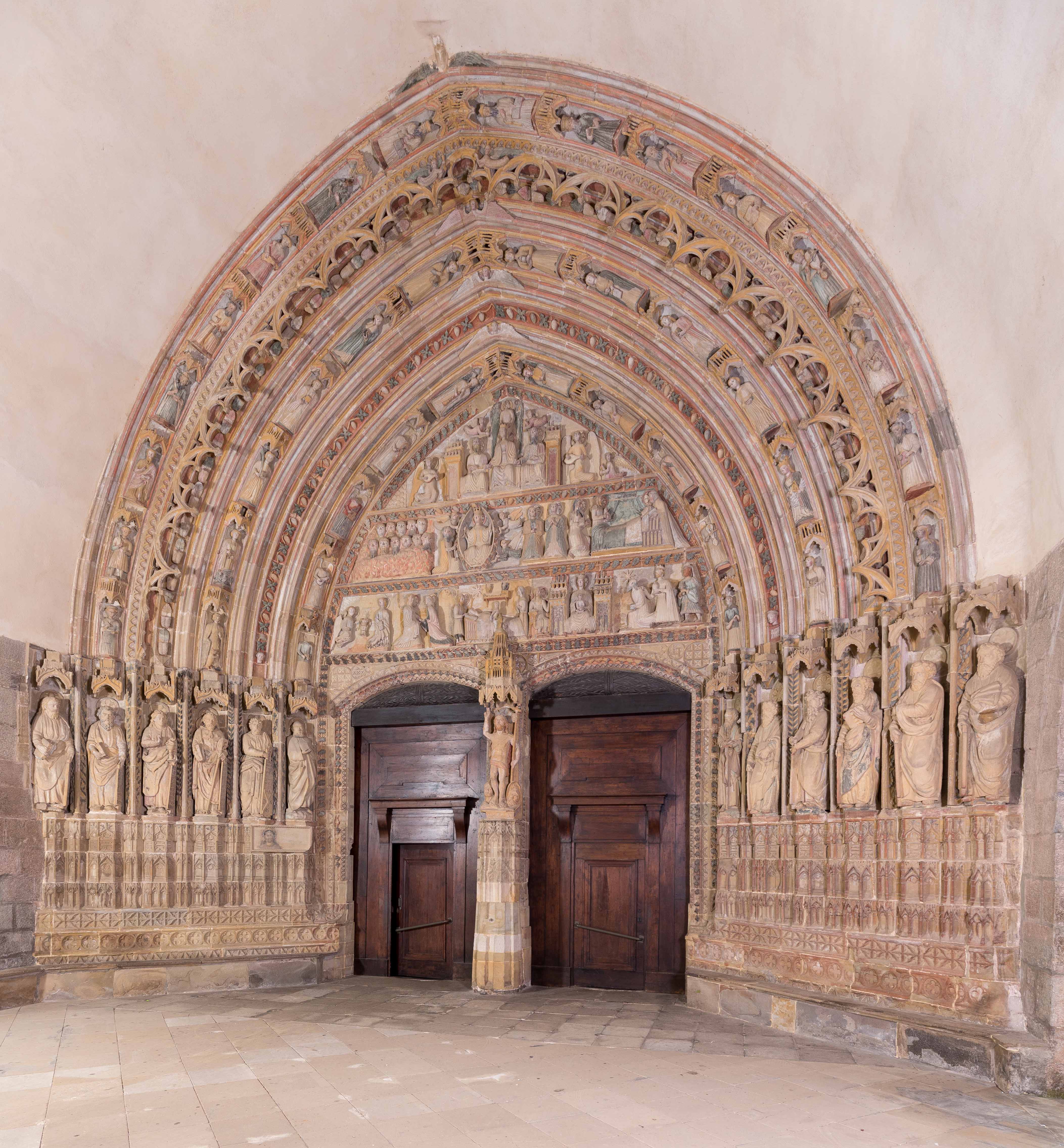 Se están realizando trabajos de conservación y restauración en la portada de la Iglesia de Santa María de Deba