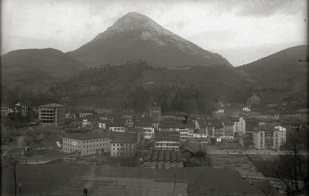 Vista general de Arrasate-Mondragón en 1940 (Kutxateka).
