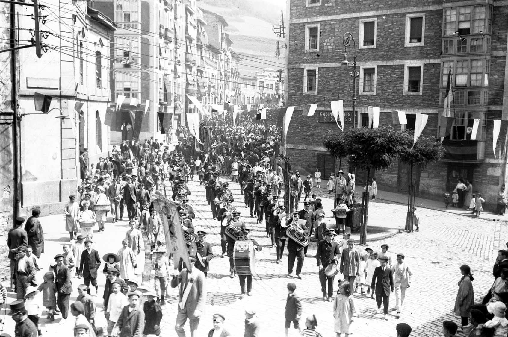 Pasacalle por la Banda Marcial en la calle Estación en 1916 (Gure Gipuzkoa)