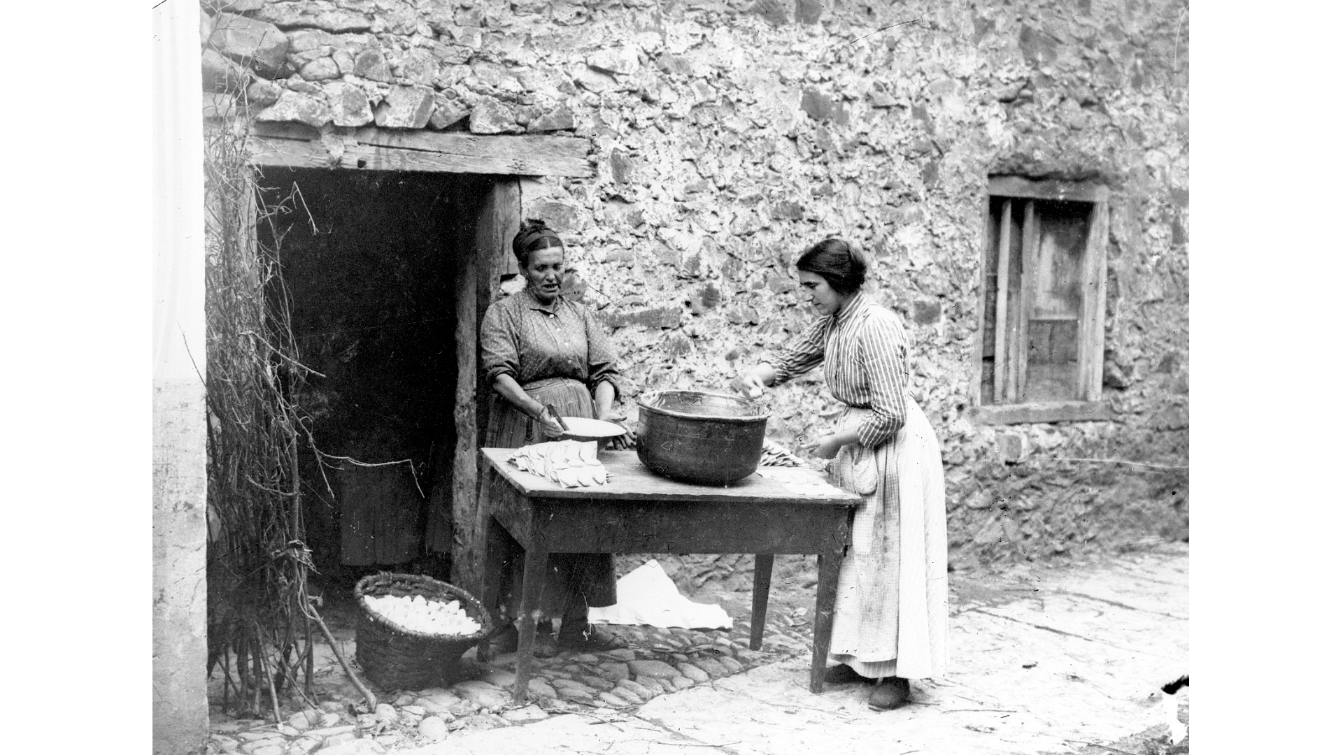 Dos mujeres haciendo bizcochos en Mendaro.