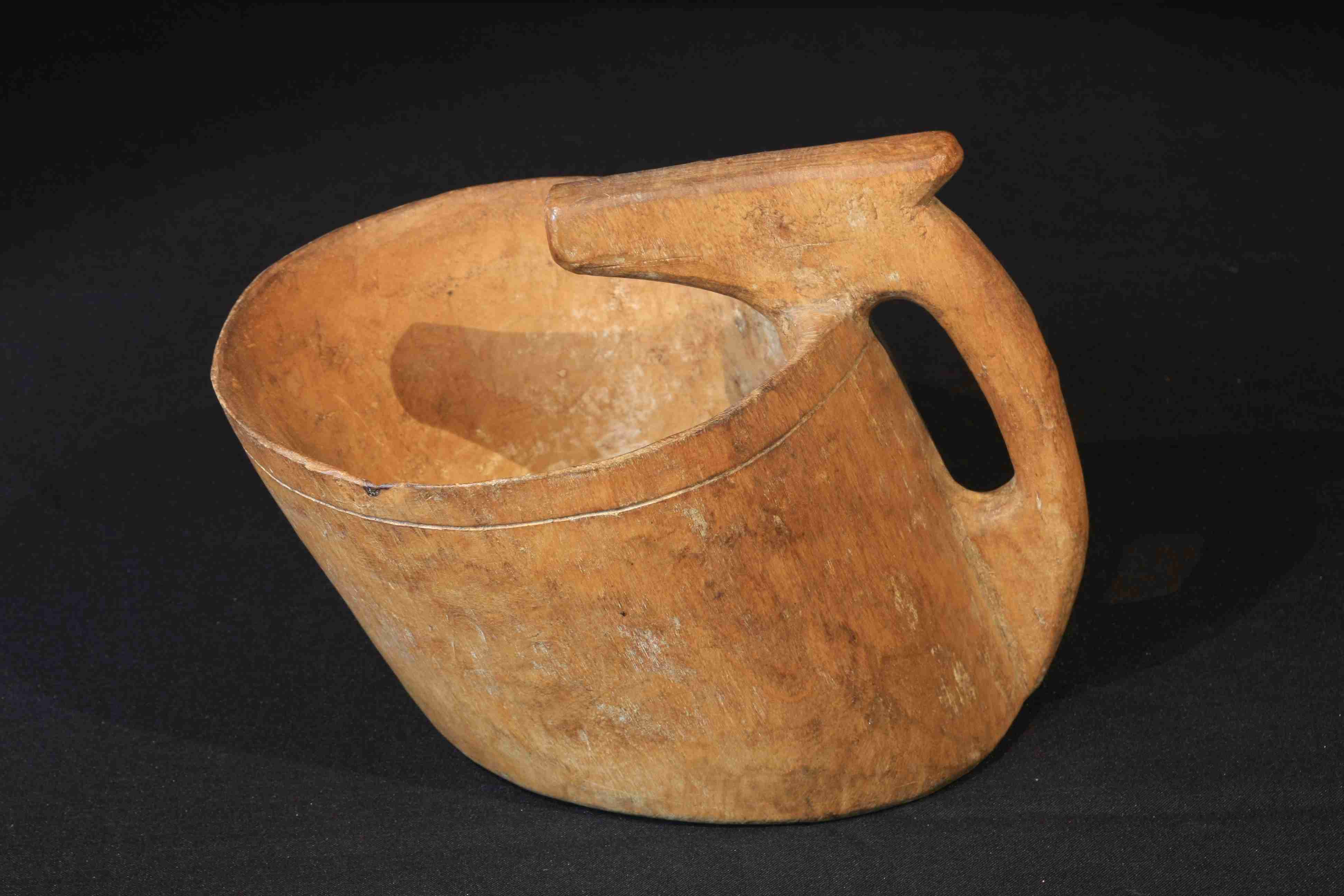 El kaiku, recipiente para ordeñar ovejas y hervir la leche con piedras rusientes, objetos emblemático de la etnografía vasca
