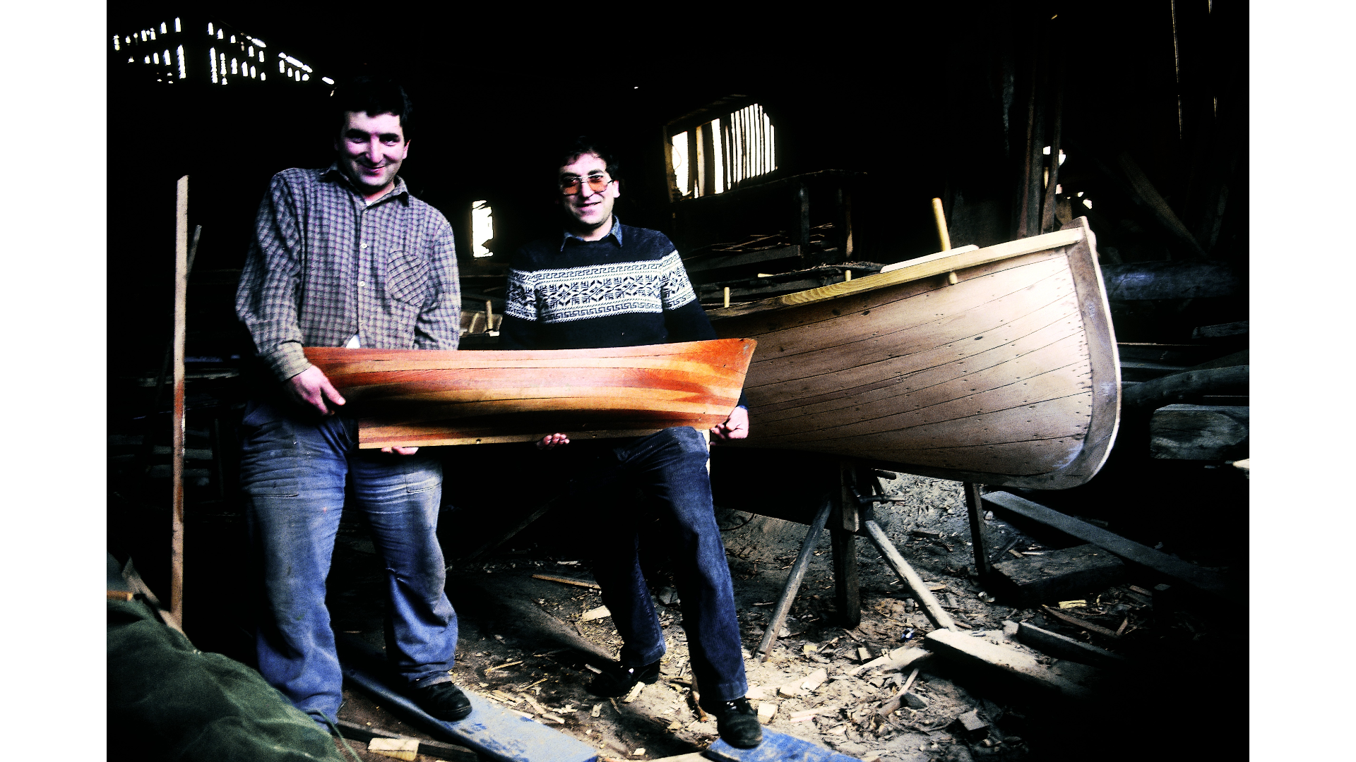 Orio. Gozategi. Jose Manuel y Esteban sujetan el mediomodelo con el que han trabajado toda la vida para hacer boniteras.